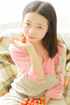 美女裸露双乳给男生吃